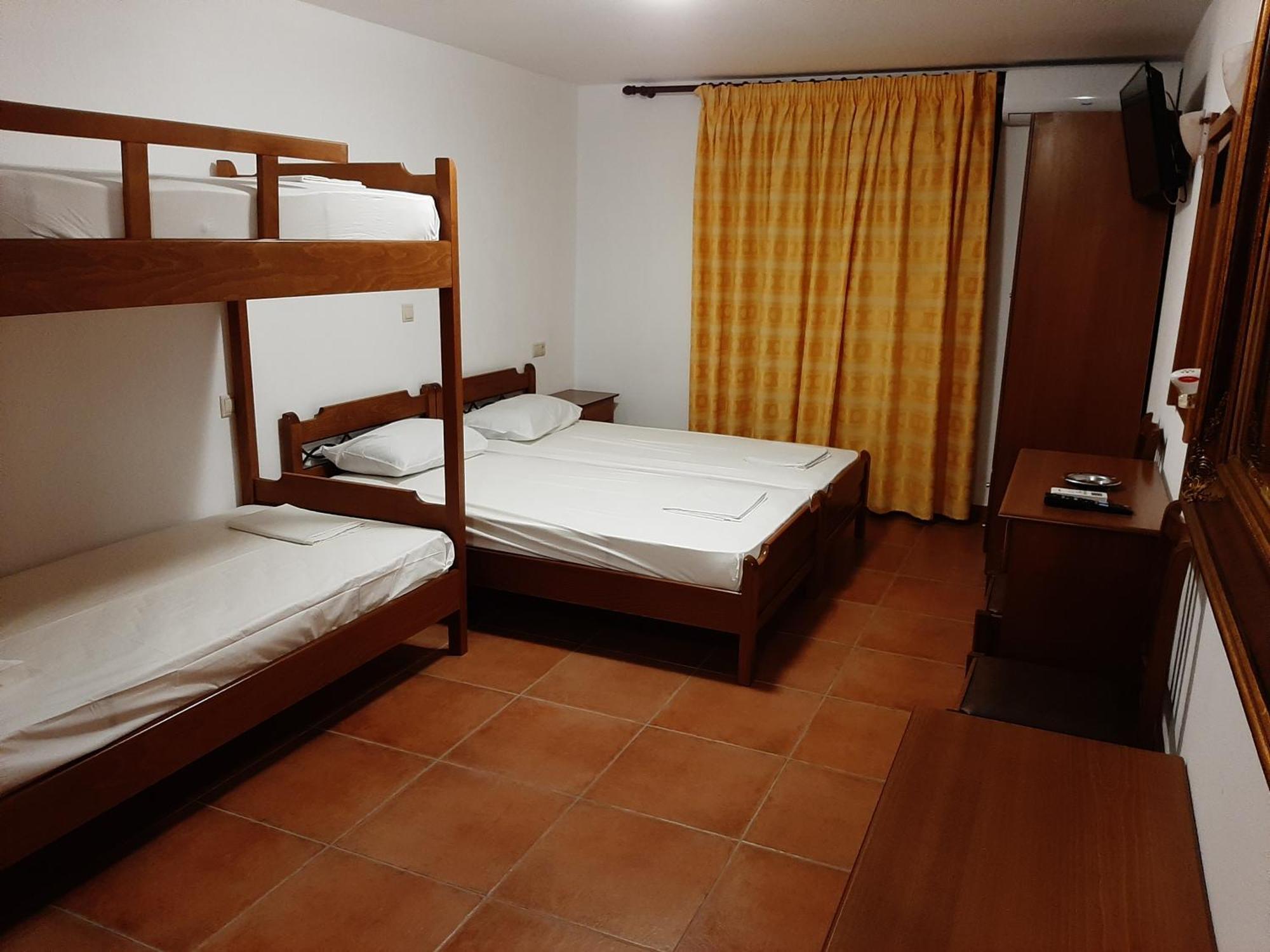 Hotel Kosmas Сарти Стая снимка