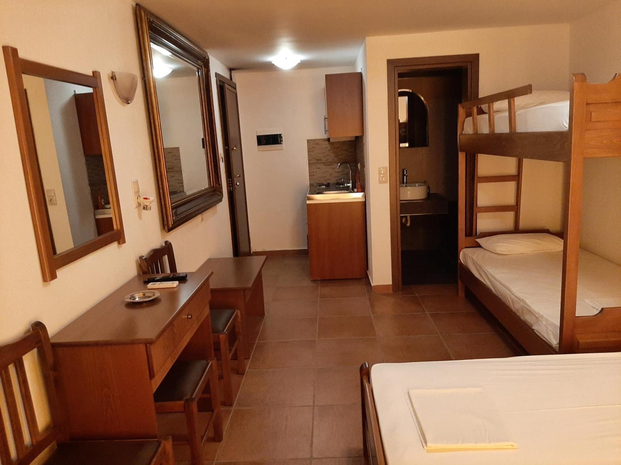 Hotel Kosmas Сарти Стая снимка
