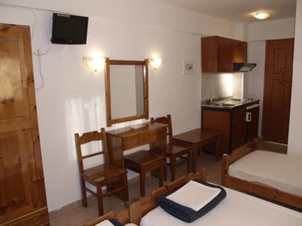 Hotel Kosmas Сарти Стая снимка